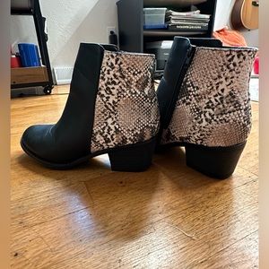 Aomo Love snake skin booties sz 10 - black - cute booties for all occasions